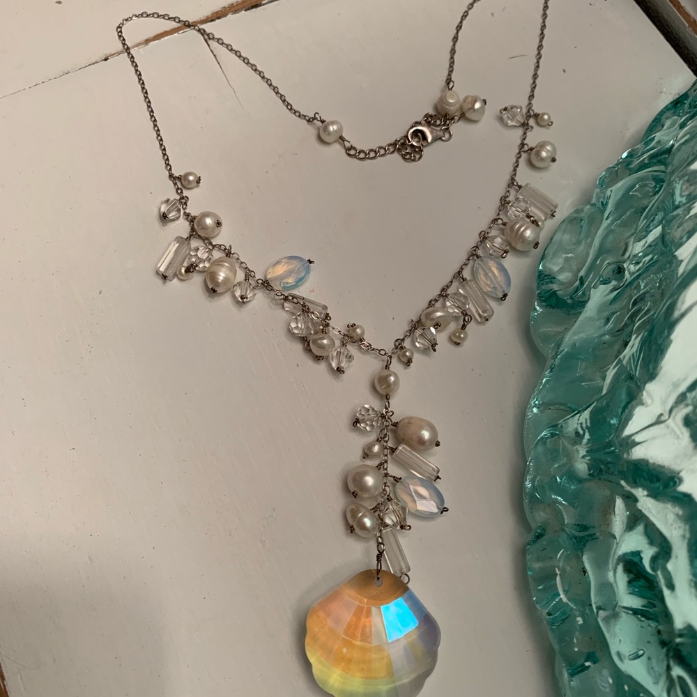 Crystal and pearls, silver chain. Sea pearls really accent this one of a kind💖